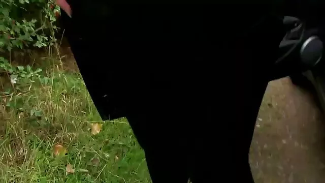 Una rubia encantadora de bonitos pechos y cuerpo joven se toma el sol en la cama y eróticamente se quita la tanga para llegar a su coño xxx subtitulado español con los dedos