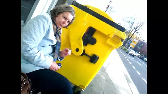 La tetona Holly Halston se folla a pono espanol un chico en el sofá