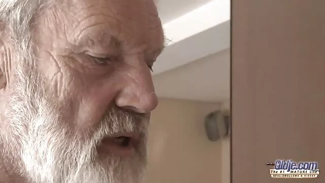 Dos putas rubias se follan a lesvianas en castellano un chico