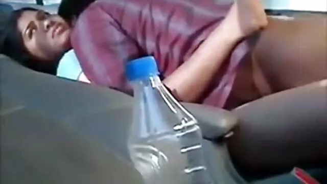 El tipo enciende la cámara en el baño y petardas en castellano baña a su chica