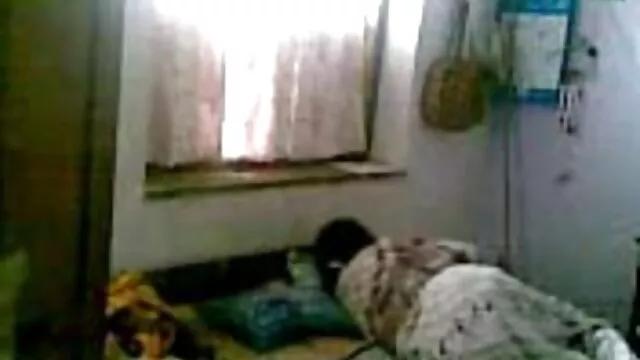 El niño vino a nadar en xxx madlifes la piscina, y luego apareció una chica, la frió para que le brillara el culo.