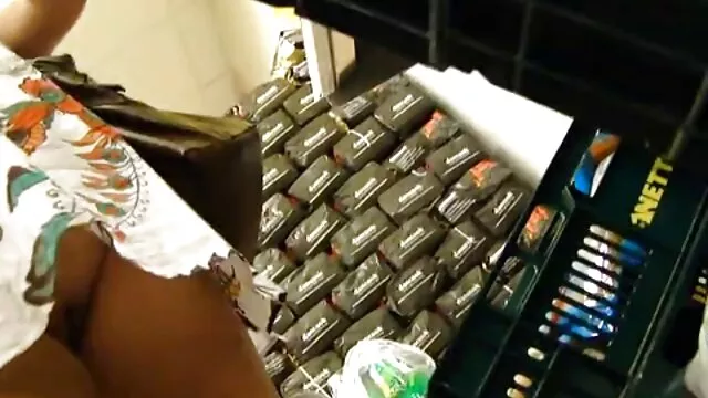 Viejo abuelo lujurioso consigue un trabajo y videos porno con audio en español se folla a un agente