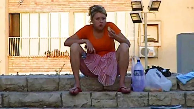 El tío le folla el coño a una sexy rubia con un consolador hermanos español xxx y se sienta sobre una polla