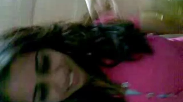 La guapa se emborracha brutalmente en el agujero anal. La español gay xxx niña grita y gime, mordiéndose las uñas en la almohada cuando la polla sana de un chico entra en su culo virgen