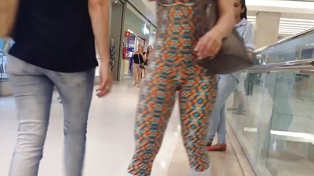 Tres chicos guapos satisfacen las videos swinger español necesidades de la rubia, a la nena le encanta lamer el semen del suelo sucio