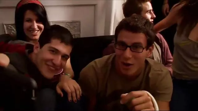 Puta tetona Daisy Mary acaricia su videos porno español gratis cuerpo y se masturba el coño