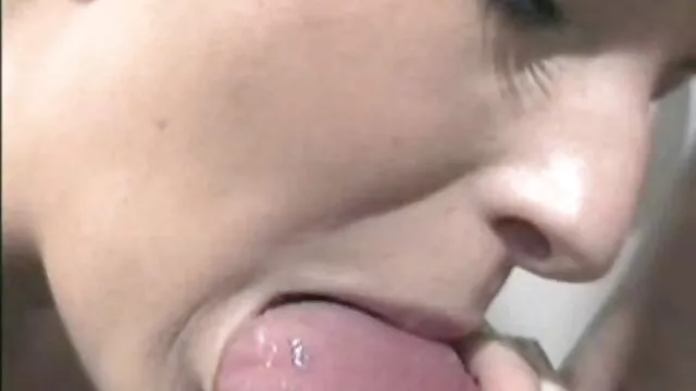 Puta lujuriosa se satisface con un xxx español lesbianas juguete