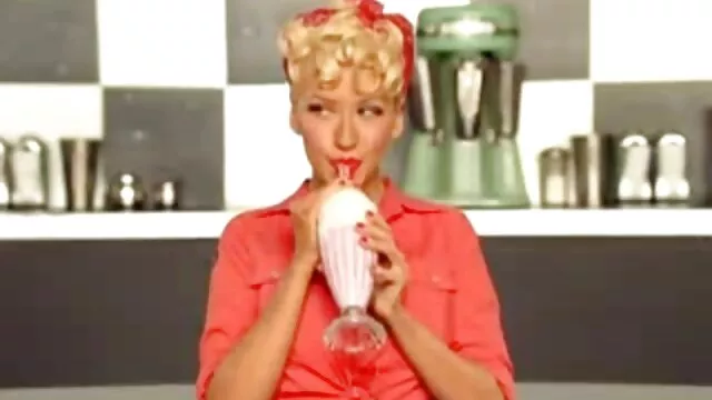 La perra le porno por dinero en español mete el tatuaje a su amiga y ella le lame el coño