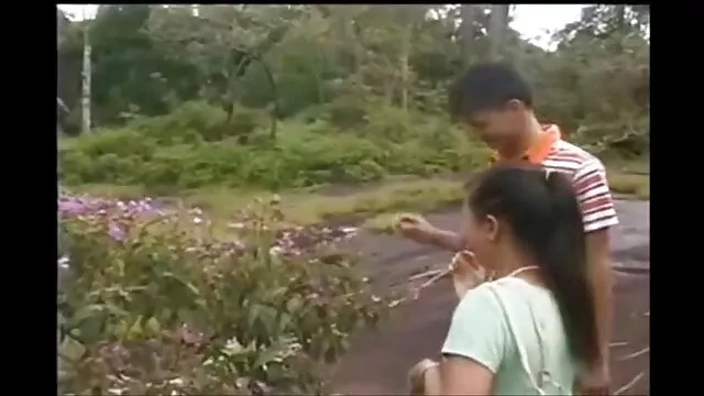 Rubia porn sub español de ojos azules lame la cabeza de una polla apasionadamente