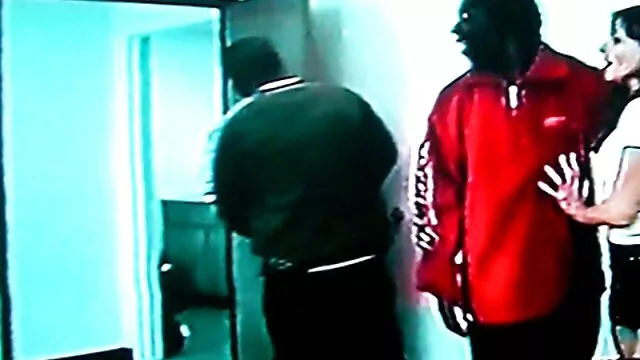 Rubia sexy caliente se masturba pono españolas en el sofá