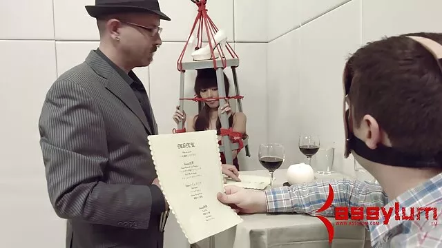 El tío está en esclavitud sexual con dos jovencitas tetonas y muy sexys que son xxx español sub insaciables en la cama y tiene que cumplir todas sus fantasías sexuales día y noche.