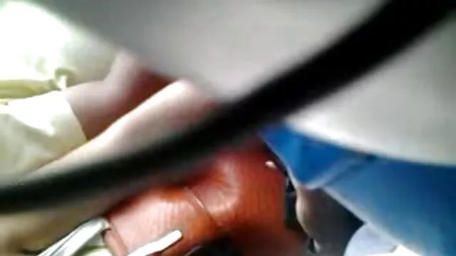 Un tipo lujurioso insertó los dedos en las migajas anales y comenzó a follarla porno español profesora