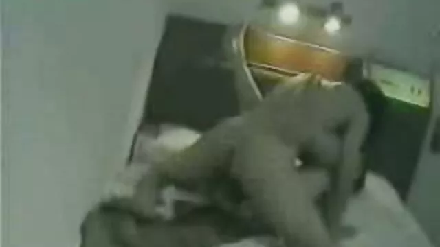 La chica trajo al chico a casa, y después de hablar un poco, videos por no españoles hizo que le tomara la polla y la dejara chupar. Imagínese, todavía tenía que ser persuadido para meter su polla en la boca de la perra