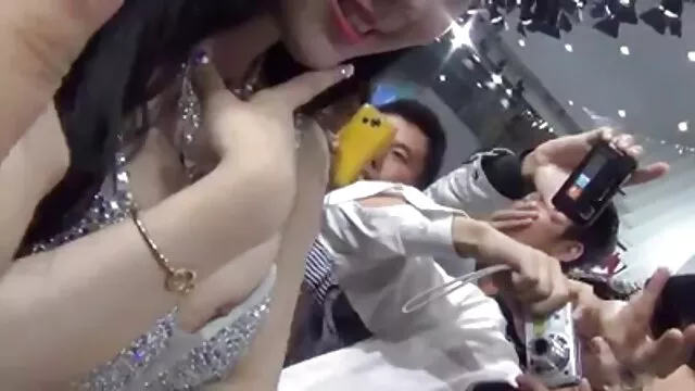 La chica vio porno en la computadora hermanos español xxx portátil del chico y decidió darle