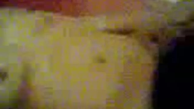 Negrito Osa Lovely se metió en una parasha compartida hentai español y chupa una polla blanca de la pared