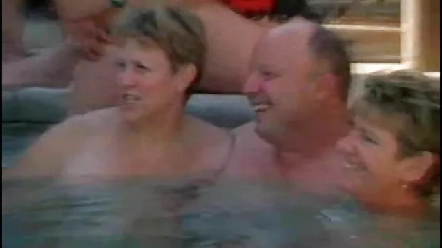 Dos chicas disfrazadas videos sex español se divierten con un chico excitado cerca de la piscina