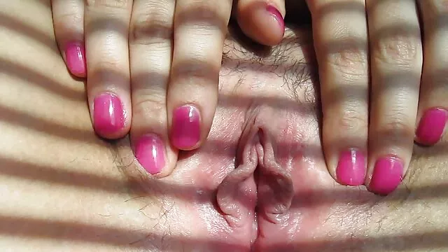 El chico acaricia a una chica sexy en pose 69 y le folla el coño españolas follamdo