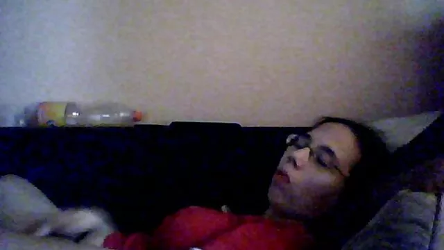 Sentada en un sillón antiguo, una joven morena se entregó a su pasatiempo favorito, a saber, meterse los dedos en el coño y tener sexo apasionado con su madre e hijo subtitulado español consolador.