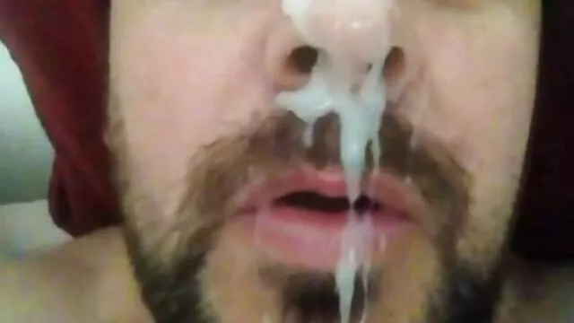 Una guapa rubia puta acaricia un coño xxx lesbianas español en una silla