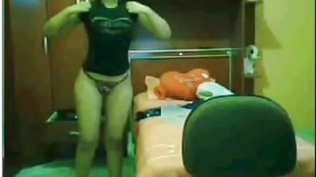 Una gran negra de ébano se folla apasionadamente a una rubia peliculas porno dobladas al castellano sexy y lame el culo