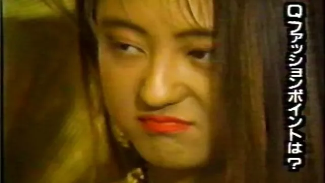 La camarera hizo una mamada rápida detrás del porno familiar subtitulado mostrador