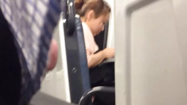 El albergue es un hervidero de libertinaje porno español clasico grupal. Esto es exactamente lo que sucedió en esta sala, donde dos parejas de estudiantes montaron una follada completa. Chicas chupan pollas