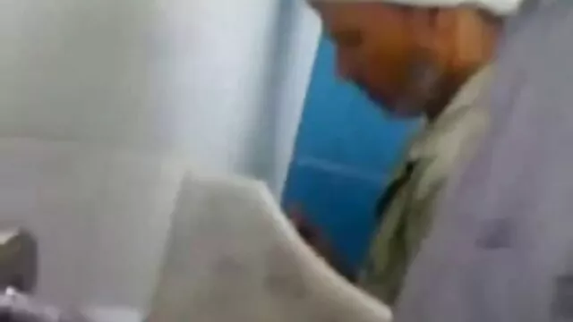 Rubia xxx amateur español con la cabeza rapada chupa una polla en el baño