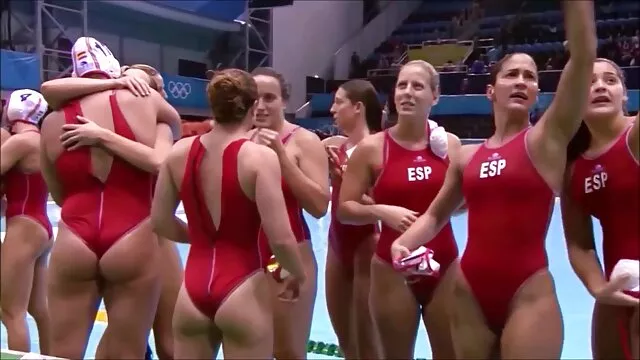 El tío se folla duro a incesto subtitulado en español una morena caliente. La perra le grita, le insulta, para que se la folle aún más fuerte.