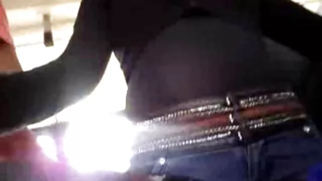 Una joven morena porno audio latino chupa una polla con cariño y folla con un amigo