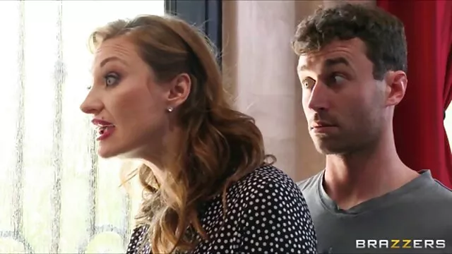 Dos guapos porno subtitulado a español penetraron el anal de la rubia con pollas largas y gruesas