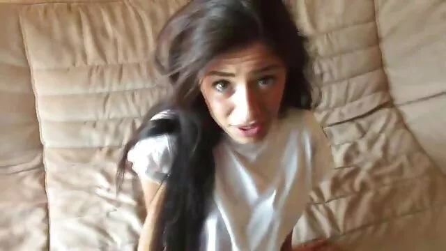 Impresionante rubia acaricia su coño con un chorro porno sub español de agua