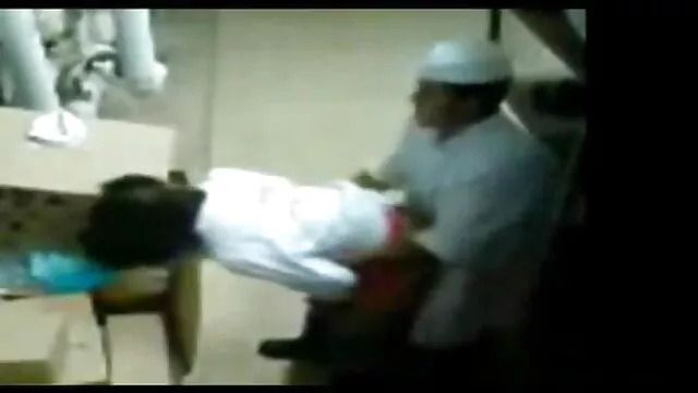 Una joven rubia porno con audio en español de pechos impresionantes chupa un vibrador brillante y se folla en un coño rosado